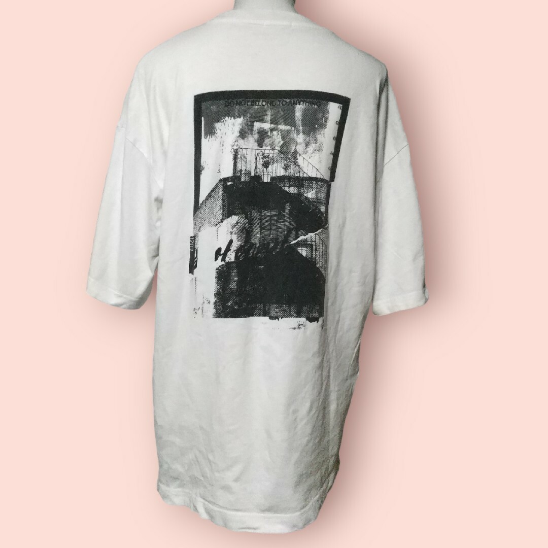 GU(ジーユー)の208 GU 白 バック半袖 プリント ロゴ Tシャツ シンプル 合わせやすい メンズのトップス(Tシャツ/カットソー(七分/長袖))の商品写真