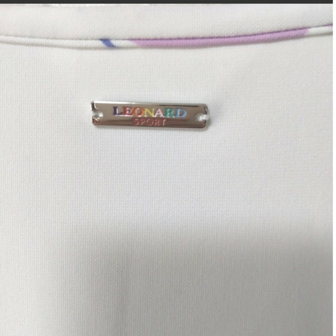 LEONARD(レオナール)のLEONARD SPORT　良品✨　白　カットソー　半袖　後ろにロゴプレート レディースのトップス(カットソー(半袖/袖なし))の商品写真