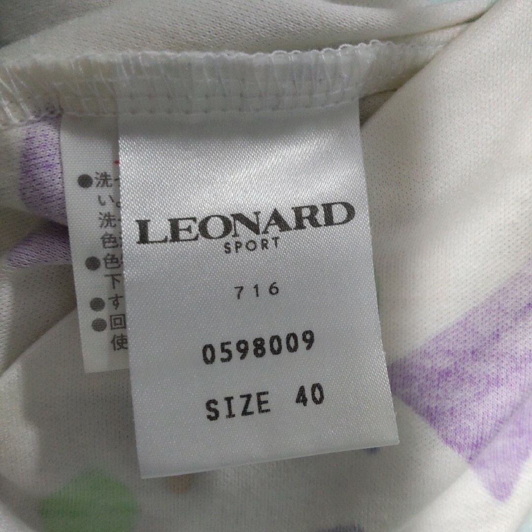 LEONARD(レオナール)のLEONARD SPORT　良品✨　白　カットソー　半袖　後ろにロゴプレート レディースのトップス(カットソー(半袖/袖なし))の商品写真
