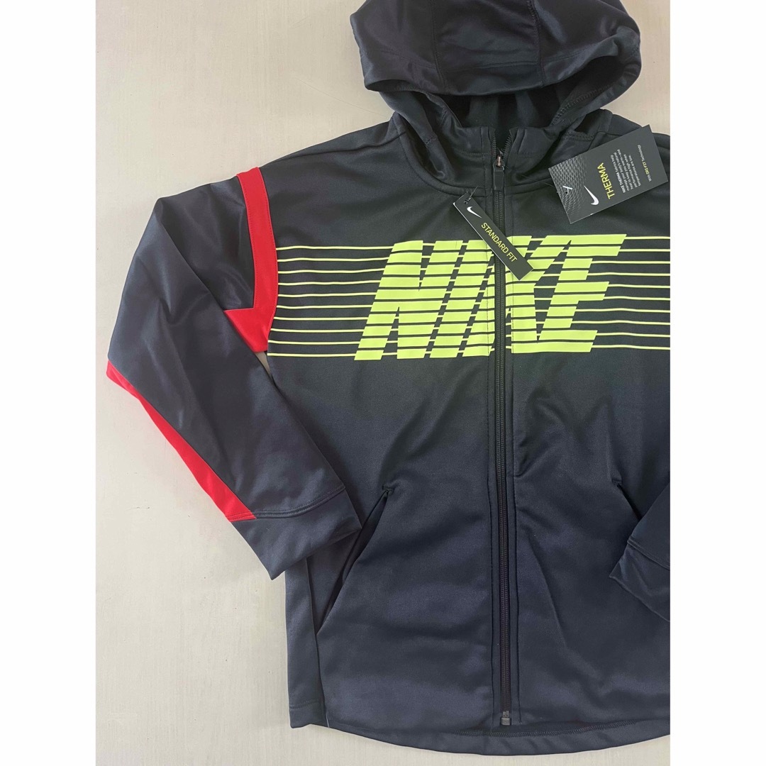 NIKE(ナイキ)の新品タグ付き　150cm ナイキNIKE サーマ GFX フルジップパーカー キッズ/ベビー/マタニティのキッズ服男の子用(90cm~)(ジャケット/上着)の商品写真