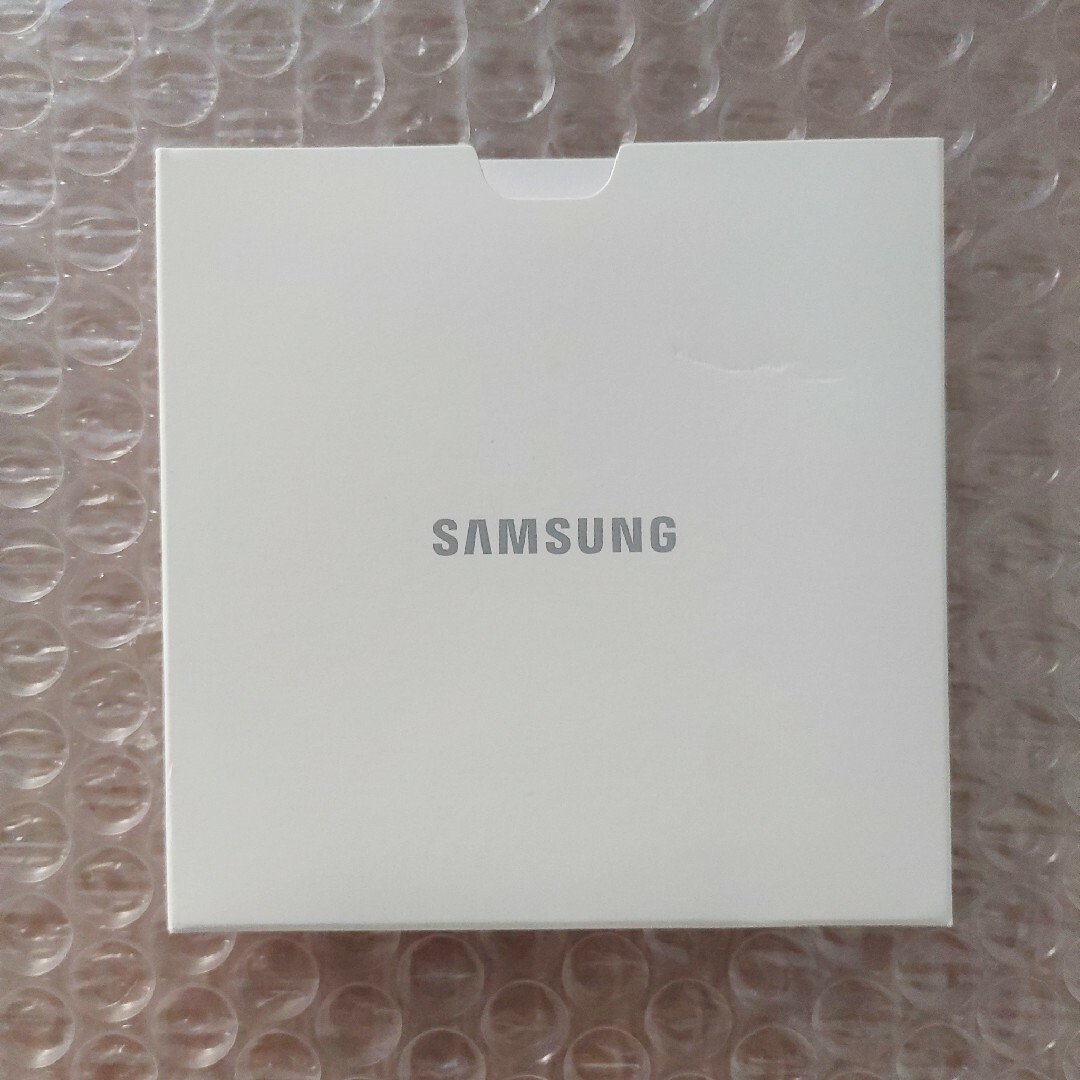 SAMSUNG(サムスン)の未使用 Galaxy Buds BTS Edition ワイヤレスイヤホン スマホ/家電/カメラのオーディオ機器(ヘッドフォン/イヤフォン)の商品写真