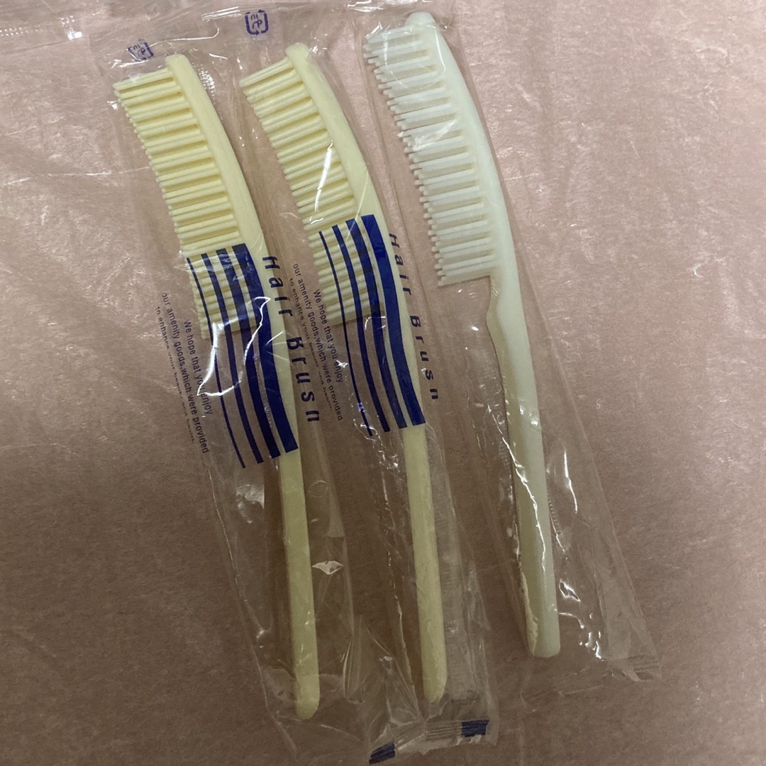 LUX(ラックス)のLUX石鹸6個、使い捨て歯ブラシ10本、使い捨てヘアブラシ 3本セットで コスメ/美容のボディケア(ボディソープ/石鹸)の商品写真