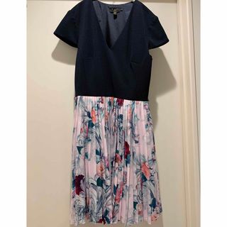 テッドベイカー(TED BAKER)のアイスバーグ様専用♪美品⭐︎ Ted Baker フラワー柄プリーツワンピース(ひざ丈ワンピース)