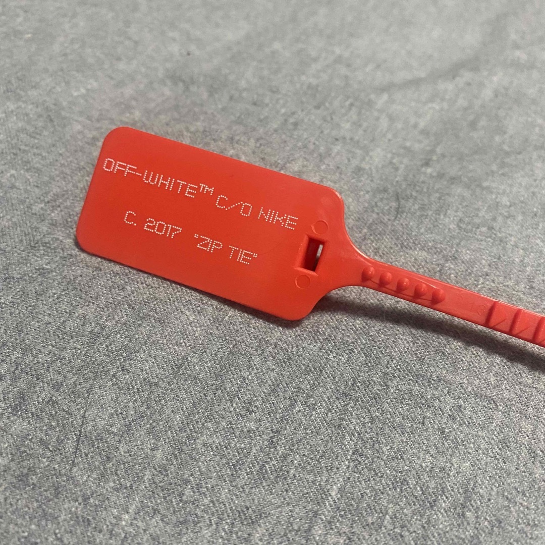 OFF-WHITE NIKE "ZIP TIE" カスタムスニーカー用 赤タグ メンズの靴/シューズ(スニーカー)の商品写真