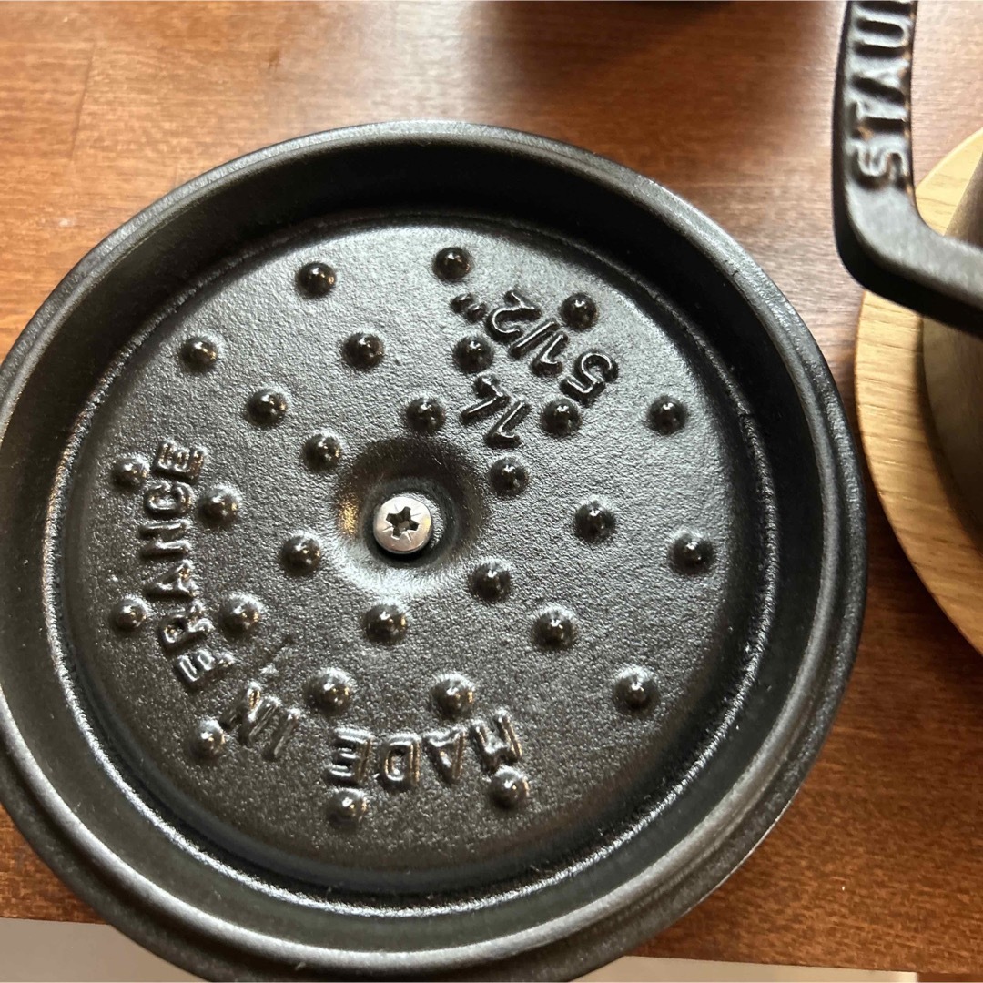 STAUB(ストウブ)の〔美品〕１回のみ使用　ストウブ　14センチ　ブラック インテリア/住まい/日用品のキッチン/食器(鍋/フライパン)の商品写真