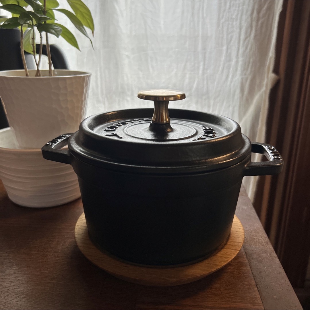 STAUB(ストウブ)の〔美品〕１回のみ使用　ストウブ　14センチ　ブラック インテリア/住まい/日用品のキッチン/食器(鍋/フライパン)の商品写真