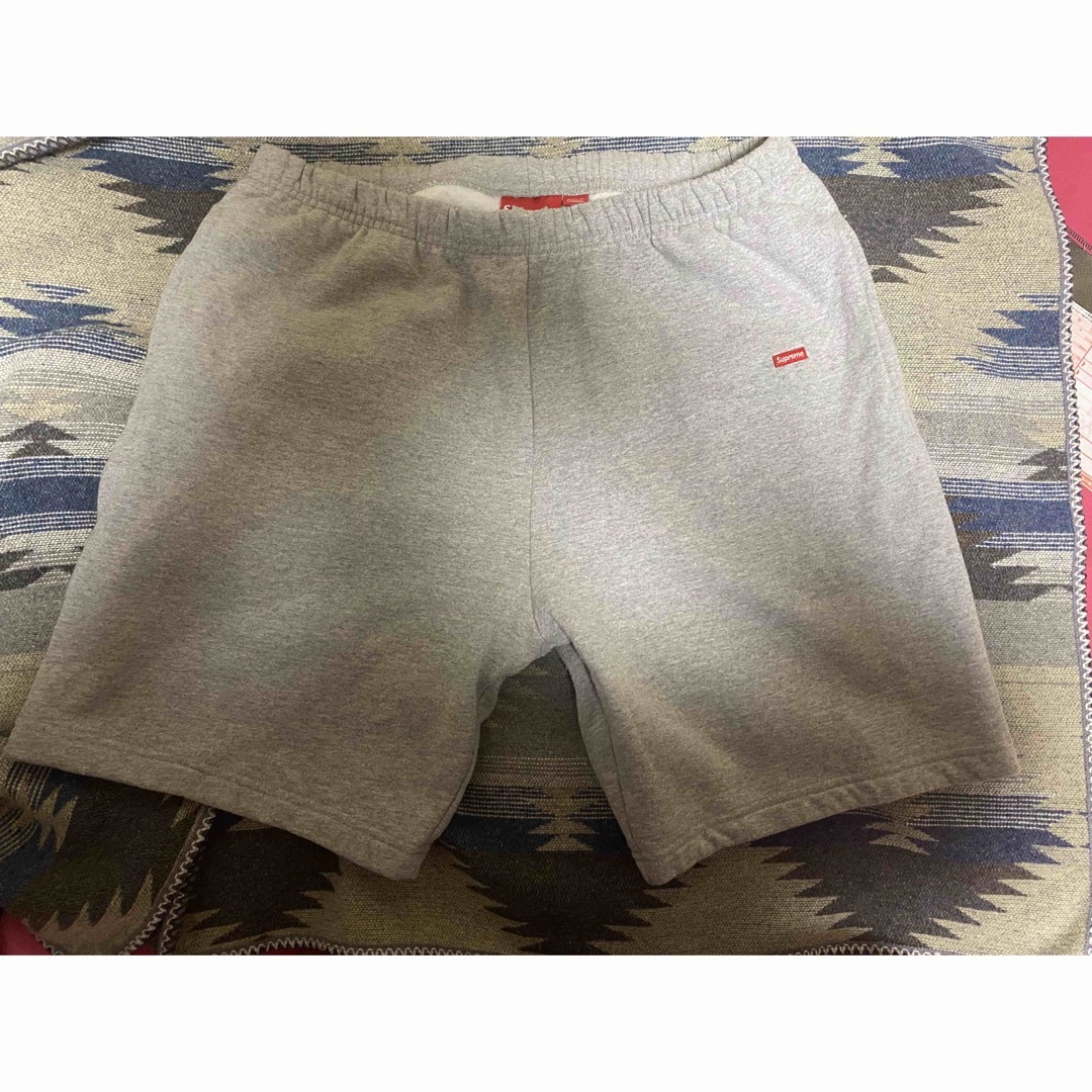 Supreme(シュプリーム)のSmall Box Sweatshort Supreme メンズのパンツ(ショートパンツ)の商品写真