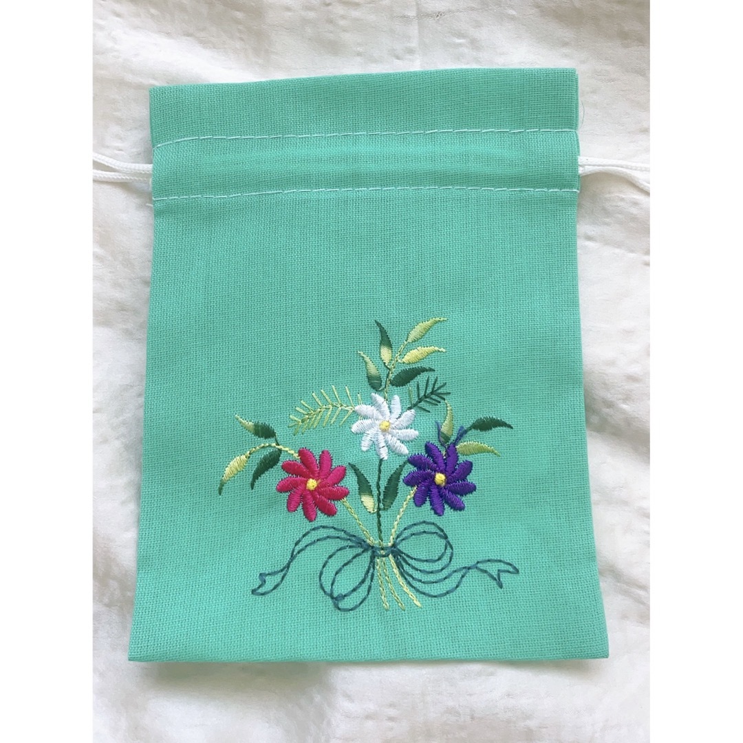 【新品未使用】巾着袋2個　ベトナム土産　 刺繍 レディースのファッション小物(ポーチ)の商品写真