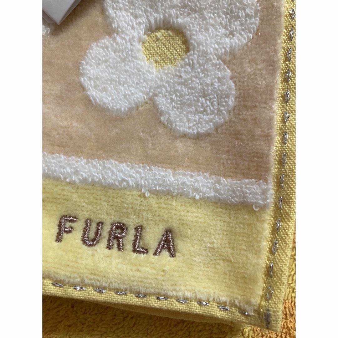 Furla(フルラ)のFURLA  フルラ　タオルハンカチyお花 レディースのファッション小物(ハンカチ)の商品写真