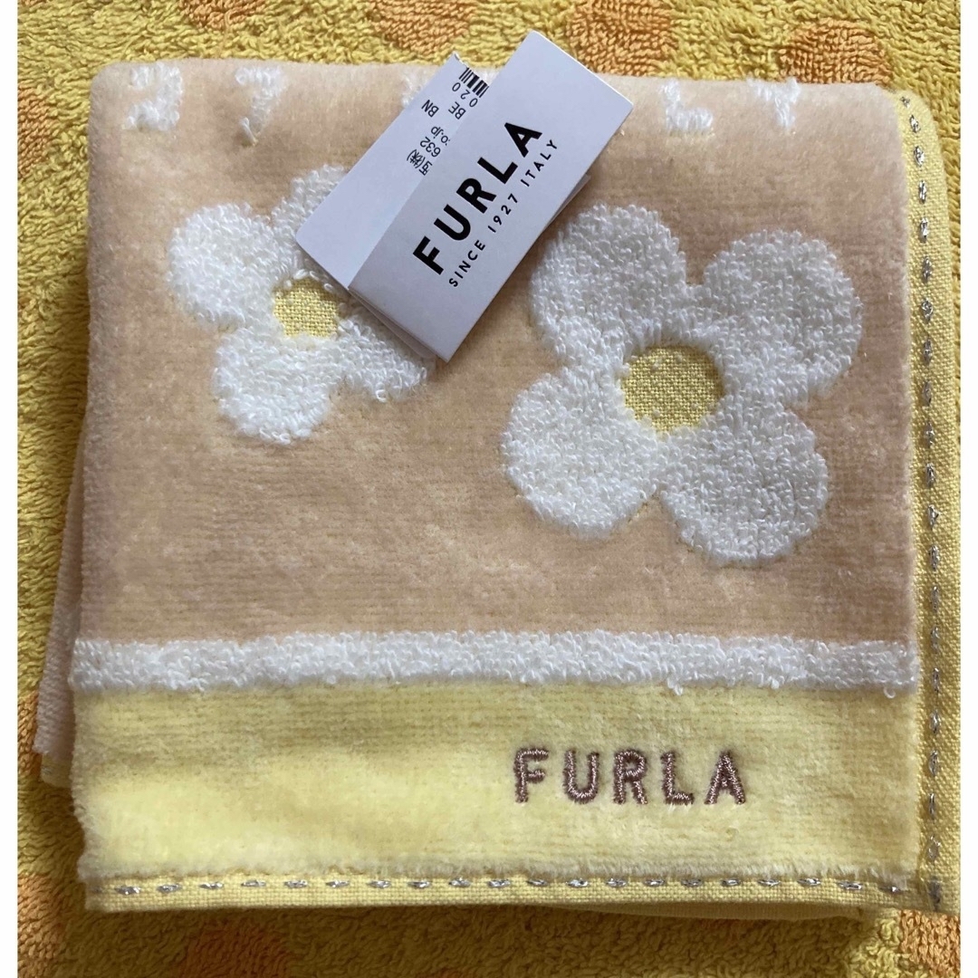 Furla(フルラ)のFURLA  フルラ　タオルハンカチyお花 レディースのファッション小物(ハンカチ)の商品写真