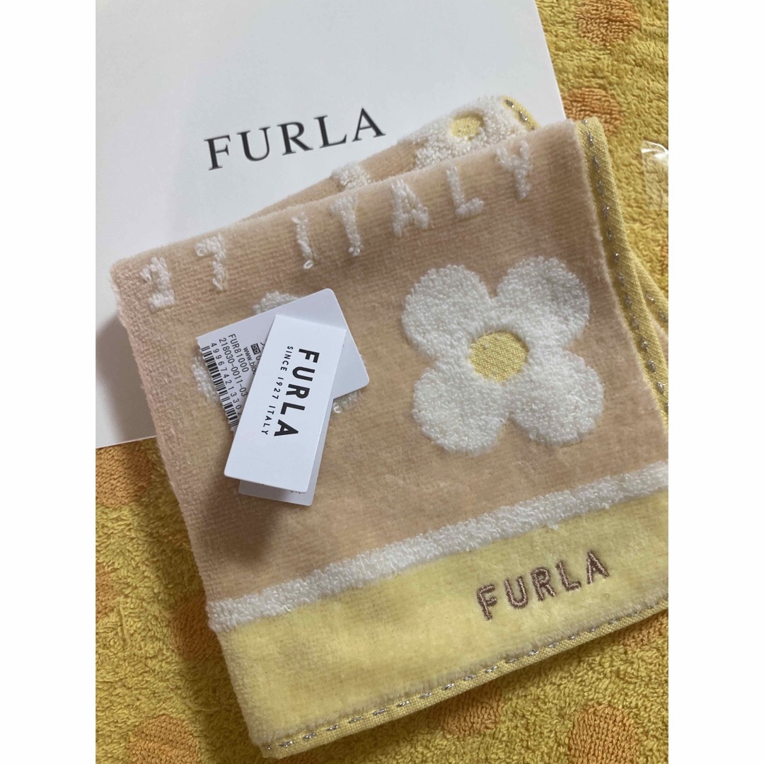 Furla(フルラ)のFURLA  フルラ　タオルハンカチyお花 レディースのファッション小物(ハンカチ)の商品写真