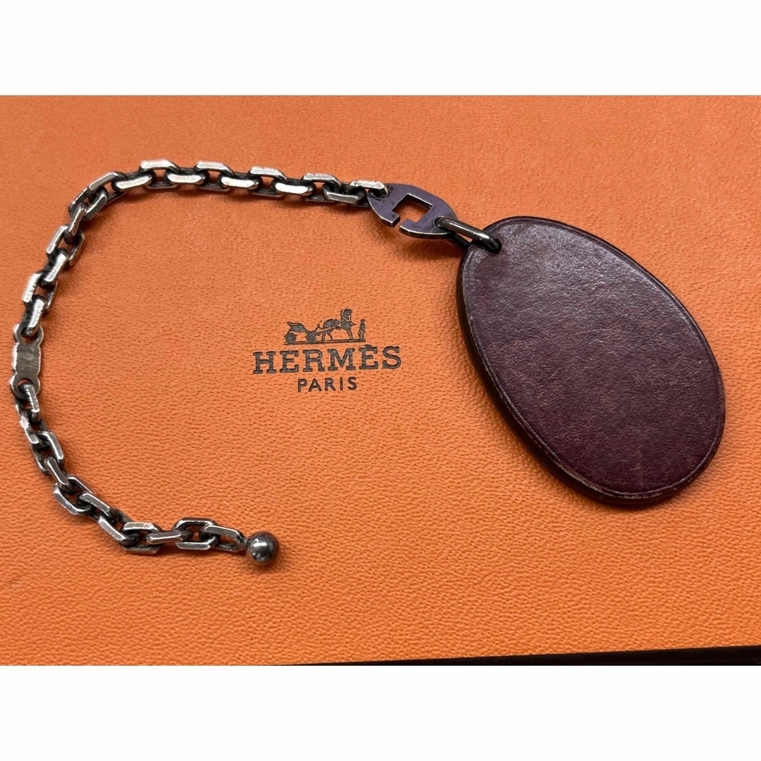 Hermes(エルメス)の大人気エルメスチャームキーホルダー ボルドーxグリーンレザー金具はシルバー925 レディースのファッション小物(キーホルダー)の商品写真
