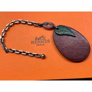 エルメス(Hermes)の大人気エルメスチャームキーホルダー ボルドーxグリーンレザー金具はシルバー925(キーホルダー)