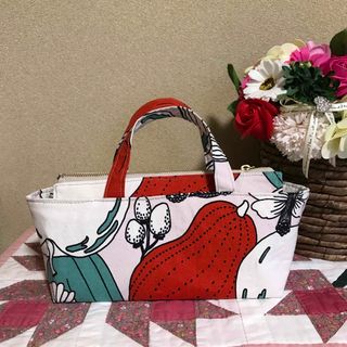 マリメッコ(marimekko)のマリメッコ  生地　ハンドメイド　タルフリヴィハンネスマー　不織布マスクケース(ポーチ)