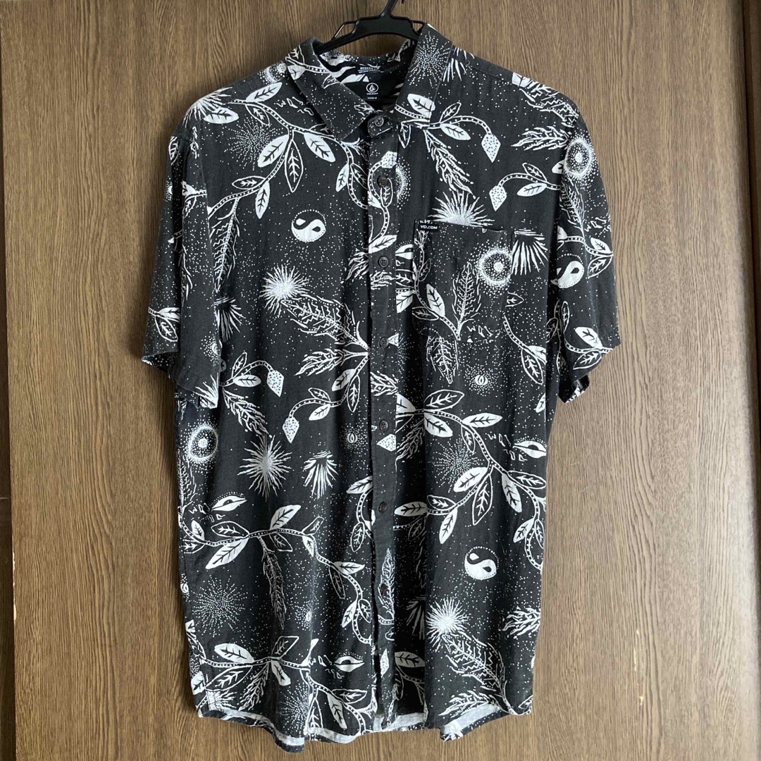 VOLCOM 柄シャツ　メンズシャツ　アロハシャツ　半袖シャツ メンズのトップス(シャツ)の商品写真