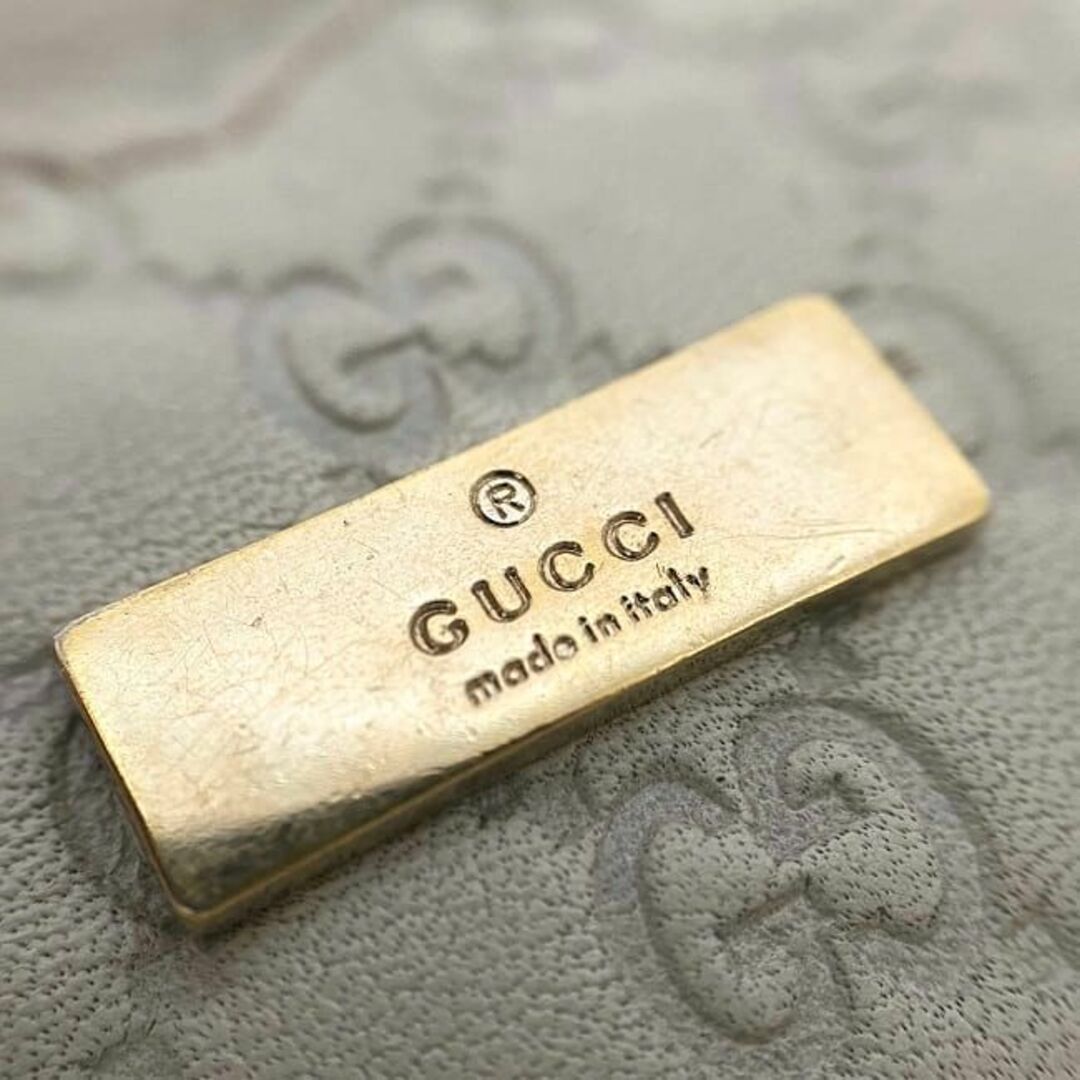 Gucci - グッチ キーホルダー ベージュ ゴールド シマ 美品の通販 by