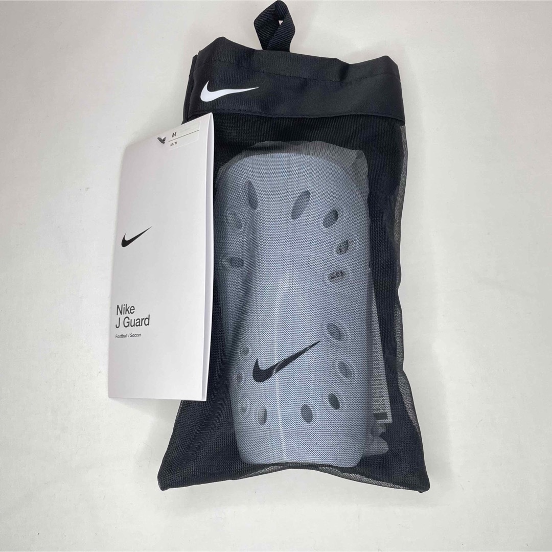 NIKE(ナイキ)のNIKE ナイキ サッカー Jシンガード ホワイト Sサイズ スポーツ/アウトドアのサッカー/フットサル(その他)の商品写真