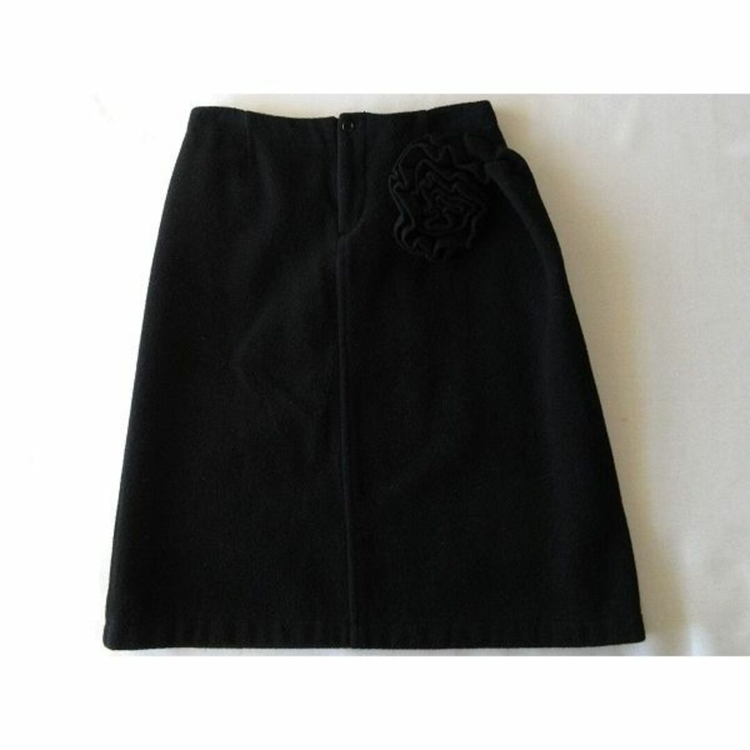 tricot COMME des GARCONS(トリココムデギャルソン)の希少 AD2003 コムデギャルソン ウール縮絨 アシメ コサージュスカート M レディースのスカート(ひざ丈スカート)の商品写真