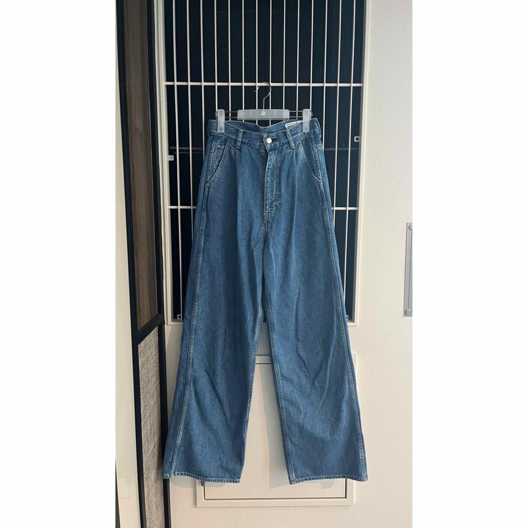 HYKE(ハイク)のHOLIDAYホリデイワイドシルエットが可愛いTUCK DENIM PANTS メンズのパンツ(デニム/ジーンズ)の商品写真