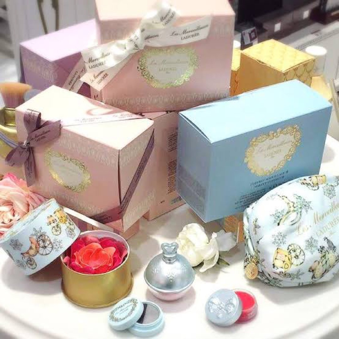 Les Merveilleuses LADUREE(レメルヴェイユーズラデュレ)のラデュレ　クリスマスコフレ コスメ/美容のキット/セット(コフレ/メイクアップセット)の商品写真