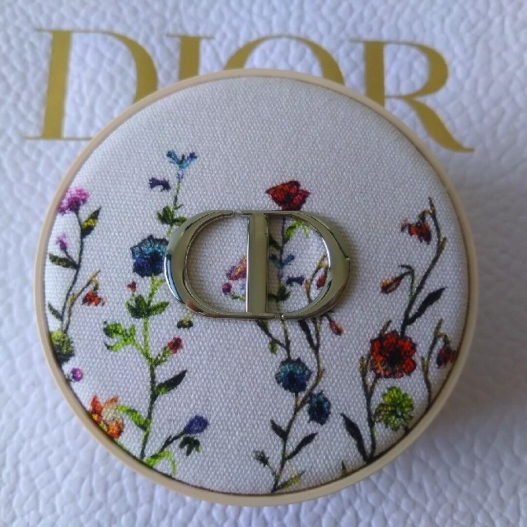 Christian Dior(クリスチャンディオール)のmami様専用ディオールスキン フォーエヴァー クッション パウダーミレフィオリ コスメ/美容のベースメイク/化粧品(フェイスパウダー)の商品写真