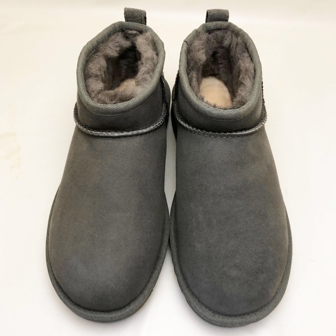 UGG(アグ)の新品 UGG レディースブーツ クラシック ウルトラミニ グレー 22.0cm レディースの靴/シューズ(ブーツ)の商品写真
