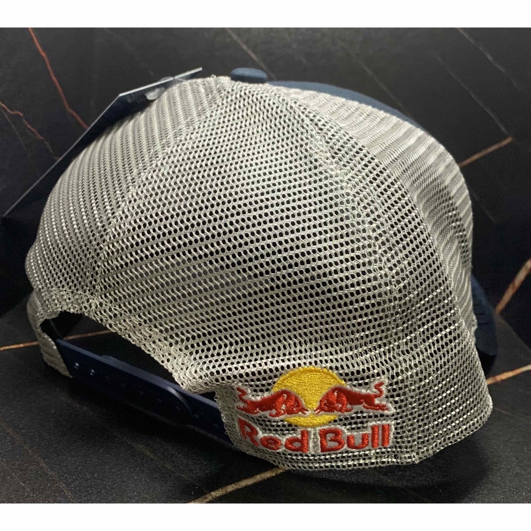 NEW ERA(ニューエラー)の【新品】刺繍多数RedBull レッドブル ニューエラメッシュキャップ　ネイビー メンズの帽子(キャップ)の商品写真