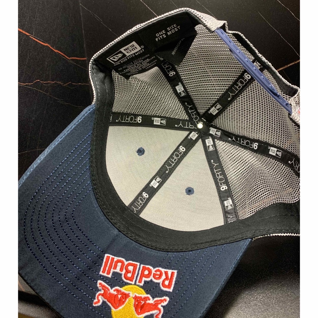 NEW ERA(ニューエラー)の【新品】刺繍多数RedBull レッドブル ニューエラメッシュキャップ　ネイビー メンズの帽子(キャップ)の商品写真