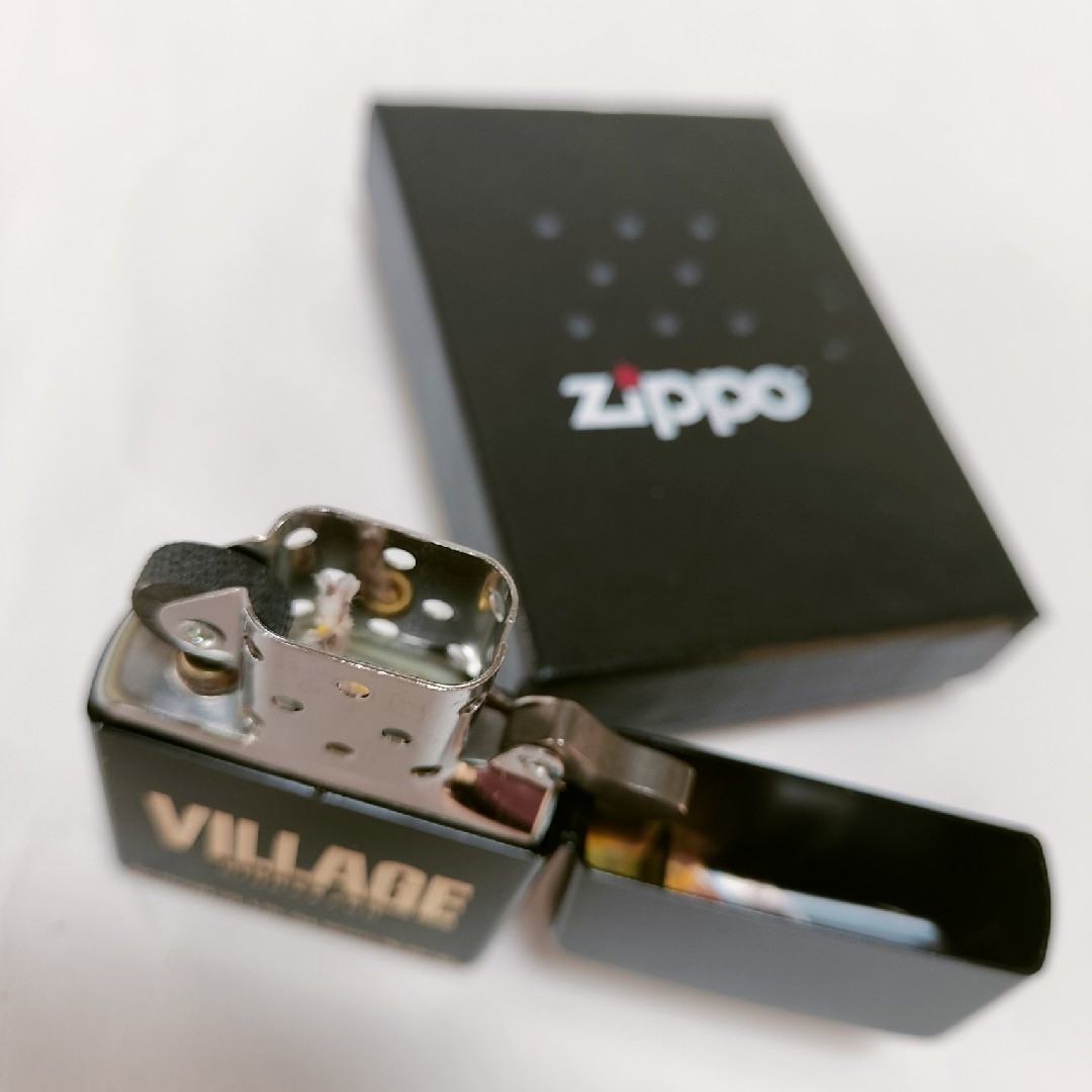 ZIPPO(ジッポー)の新品・未使用箱付き「バイオハザード」シリーズ『バイオハザード　ヴィレッジ』 メンズのファッション小物(タバコグッズ)の商品写真