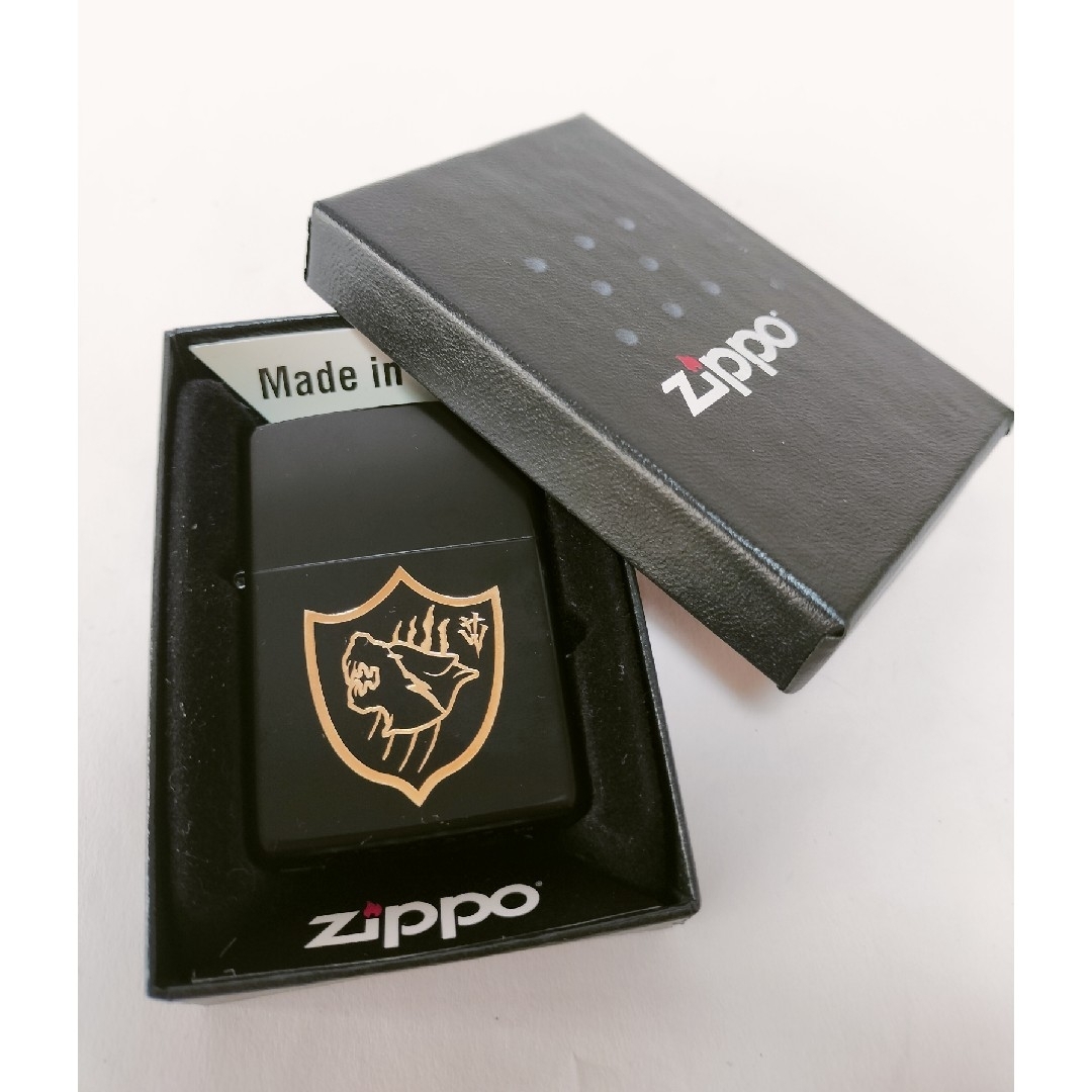 ZIPPO(ジッポー)の新品・未使用箱付き「バイオハザード」シリーズ『バイオハザード　ヴィレッジ』 メンズのファッション小物(タバコグッズ)の商品写真