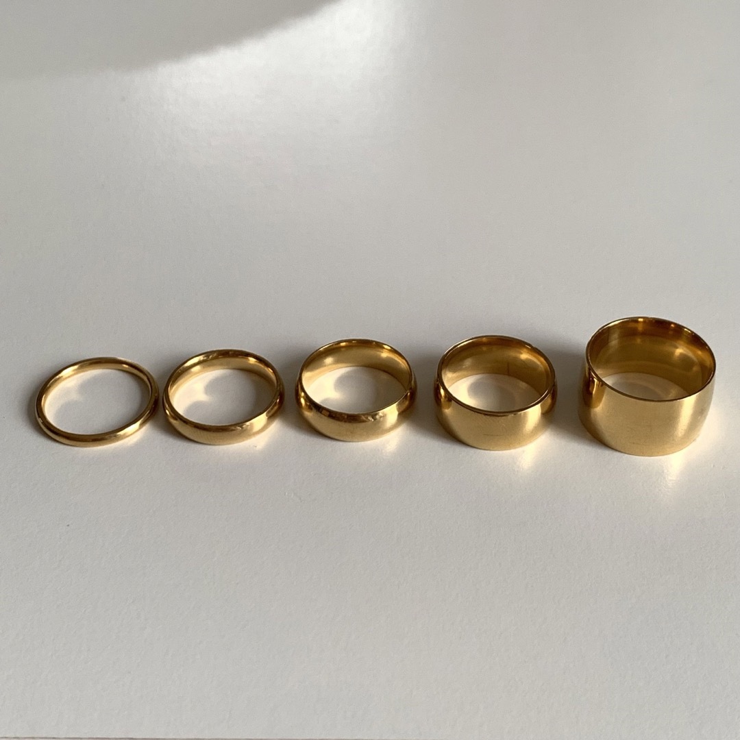 ステンレス　シンプルリング　2mm ゴールド レディースのアクセサリー(リング(指輪))の商品写真