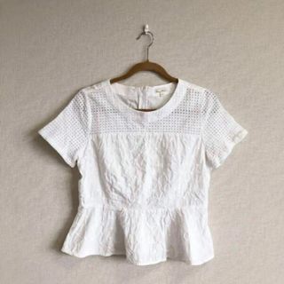 ギャップ(GAP)のGAP＊白＊総花柄＊刺繍＊ペプラム＊トップス＊個性的＊Ｔシャツ＊ホワイト＊(カットソー(半袖/袖なし))