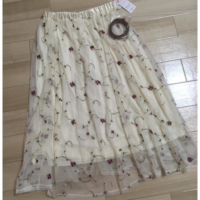しまむら(シマムラ)の初期発売品 花柄 刺繍 チュール レース スカート レディースのスカート(ロングスカート)の商品写真