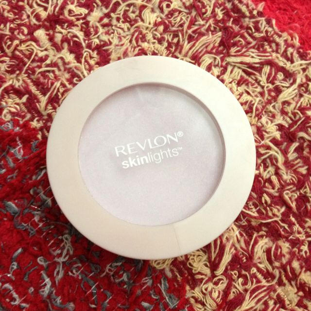 REVLON(レブロン)のレブロン＊プレストパウダー コスメ/美容のベースメイク/化粧品(フェイスパウダー)の商品写真