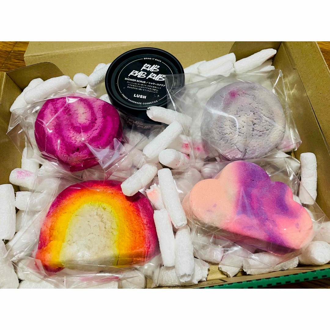 LUSH(ラッシュ)のラッシュ　バスボム　シャワースクラブ　5点 コスメ/美容のボディケア(入浴剤/バスソルト)の商品写真