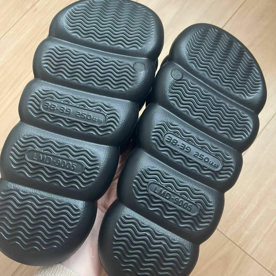 マカロン サンダル スリッパ もこもこ ふわふわ 新品 韓国 パステル 黒 レディースの靴/シューズ(サンダル)の商品写真