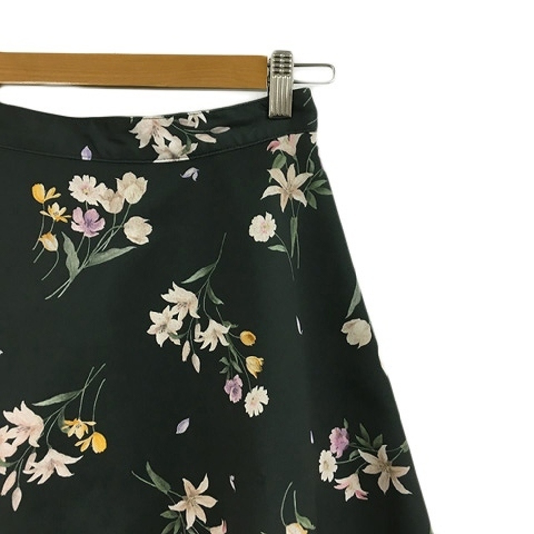 Noela(ノエラ)のノエラ スカート フレア 膝下 ミモレ リバーシブル 花柄 スエード調 緑 白 レディースのスカート(ひざ丈スカート)の商品写真