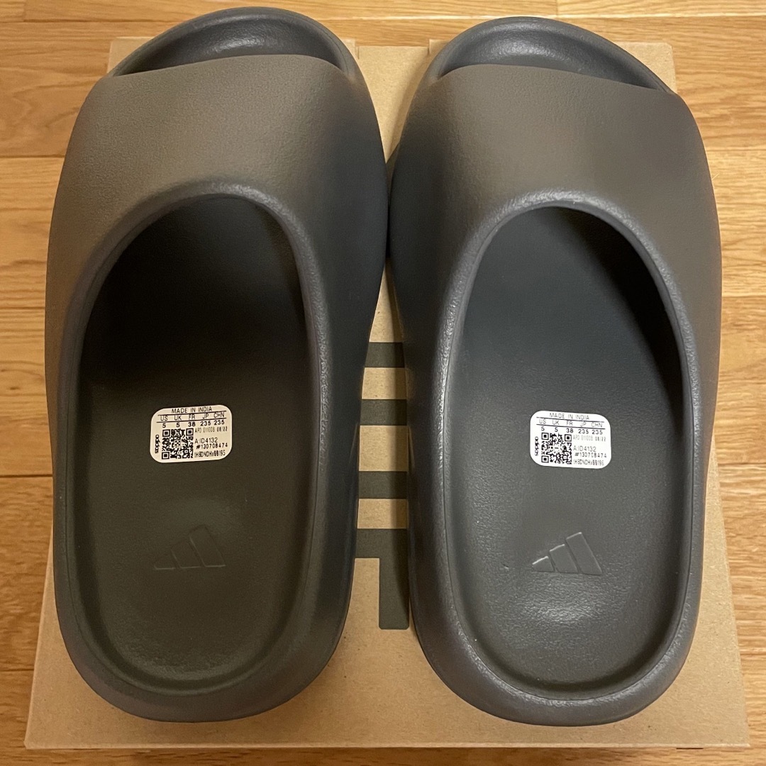 YEEZY（adidas）(イージー)のYEEZY SLIDE GRANITE イージー スライド グラナイト I レディースの靴/シューズ(サンダル)の商品写真