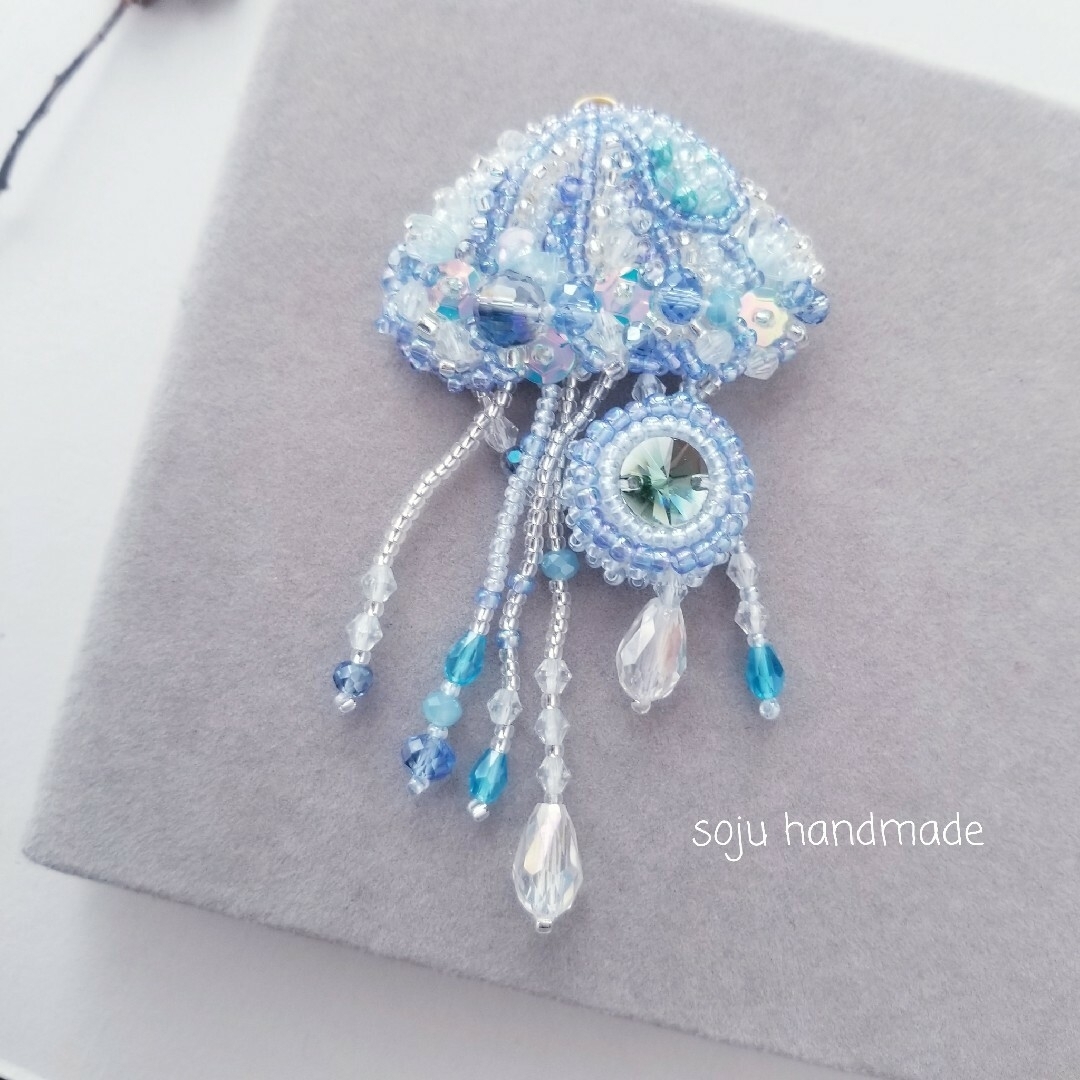 青のキラキラクラゲ ビーズ刺繍 ブローチの通販 by soju handmade's