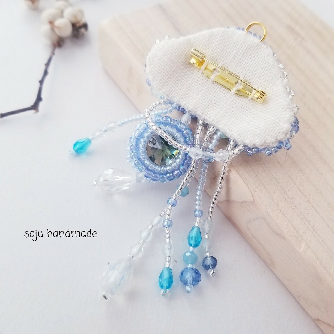 青のキラキラクラゲ ビーズ刺繍 ブローチの通販 by soju handmade's