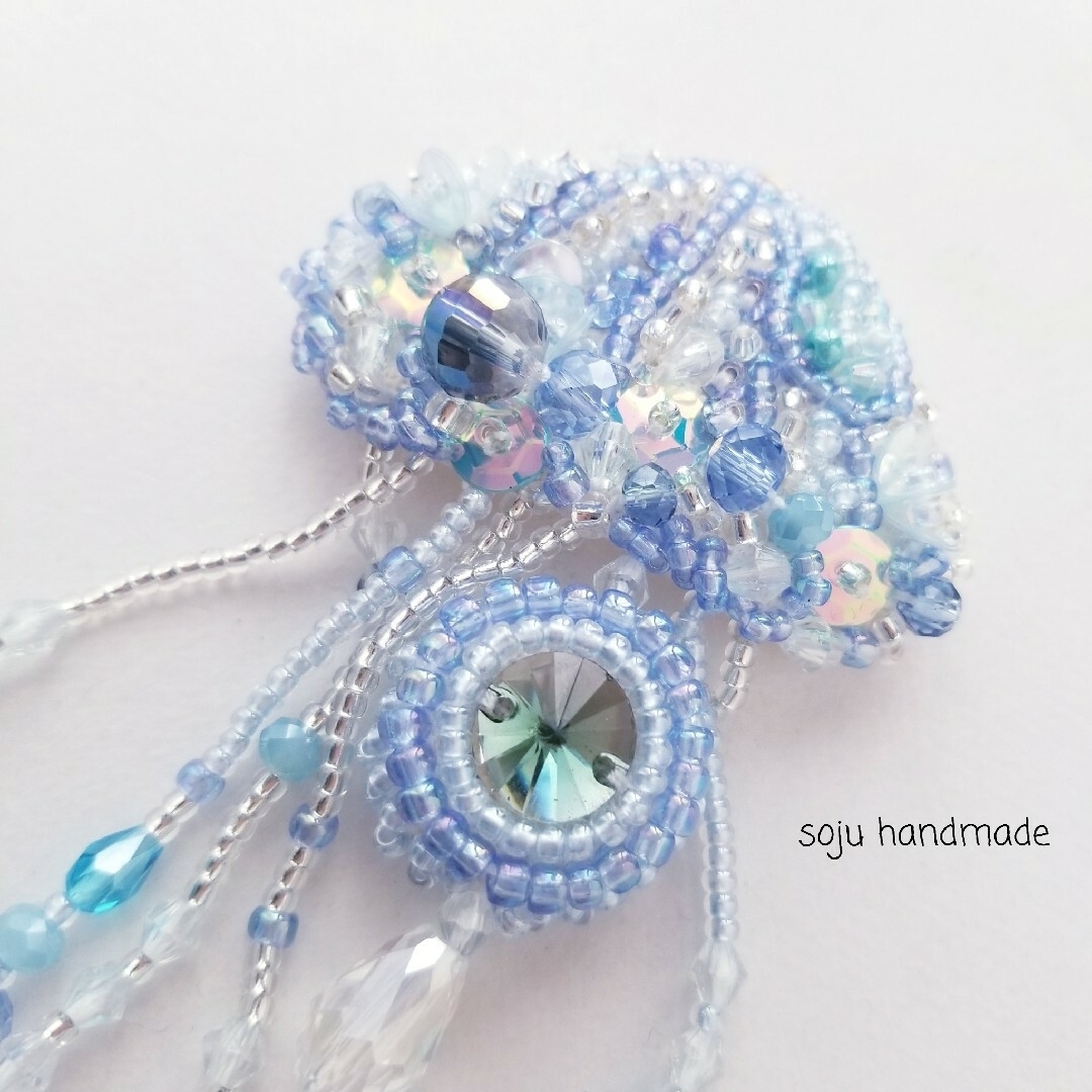 青のキラキラクラゲ ビーズ刺繍 ブローチの通販 by soju handmade's