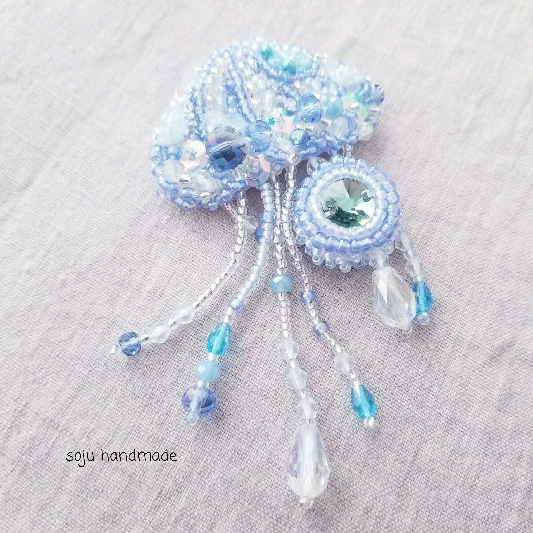 青のキラキラクラゲ ビーズ刺繍 ブローチ