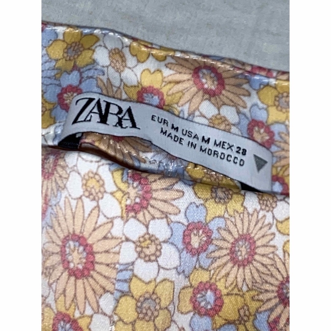 ZARA(ザラ)の【ZARA】花柄　パンツ 個性的 サモエド nugu  レディースのパンツ(カジュアルパンツ)の商品写真
