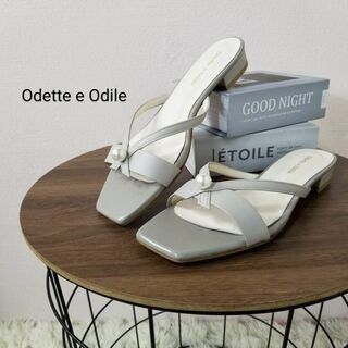 オデットエオディール(Odette e Odile)の新品未使用オデットエオディール24.5㎝クロスパールライクミュールサンダル薄灰色(サンダル)