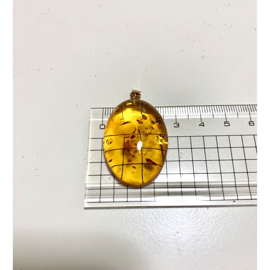 18金　琥珀　アンバー　ペンダントトップ　K18 カボションカット レディースのアクセサリー(ネックレス)の商品写真