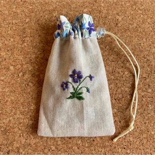 すみれ刺繍入　ミニミニ巾着ポーチ　お守り袋　鍵入れ　ハンドメイド(ポーチ)