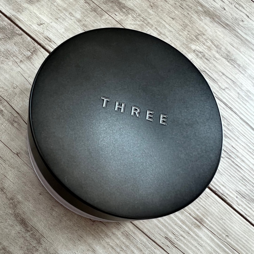 THREE(スリー)のTHREE アドバンスドエシリアルスムースオペレータールースパウダー　02 コスメ/美容のベースメイク/化粧品(フェイスパウダー)の商品写真