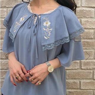 axesfemme刺繍入りケープブラウス