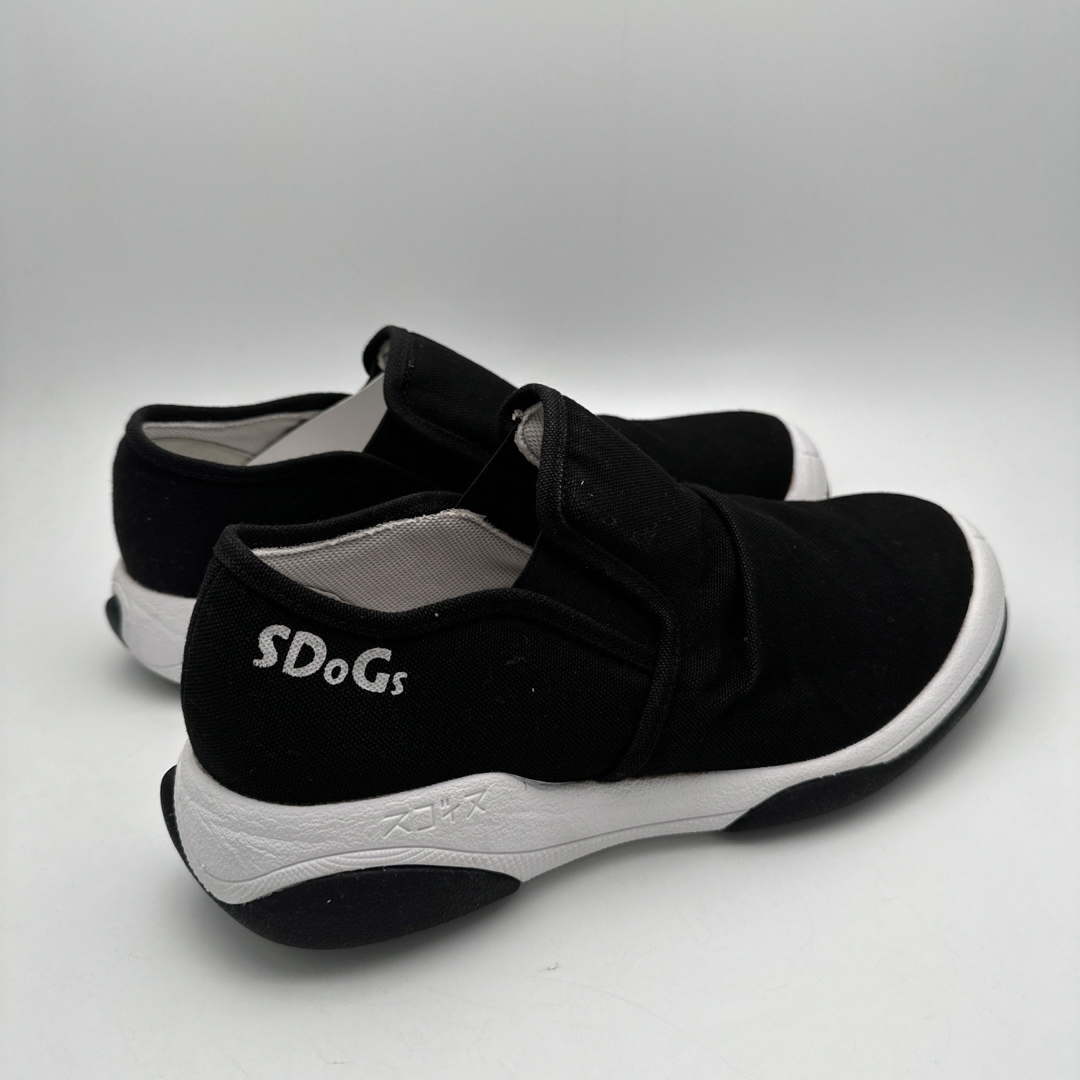 靴/シューズ[スゴィヌ] SDoGs スリッポン　黒　白　スニーカー　歩きやすい