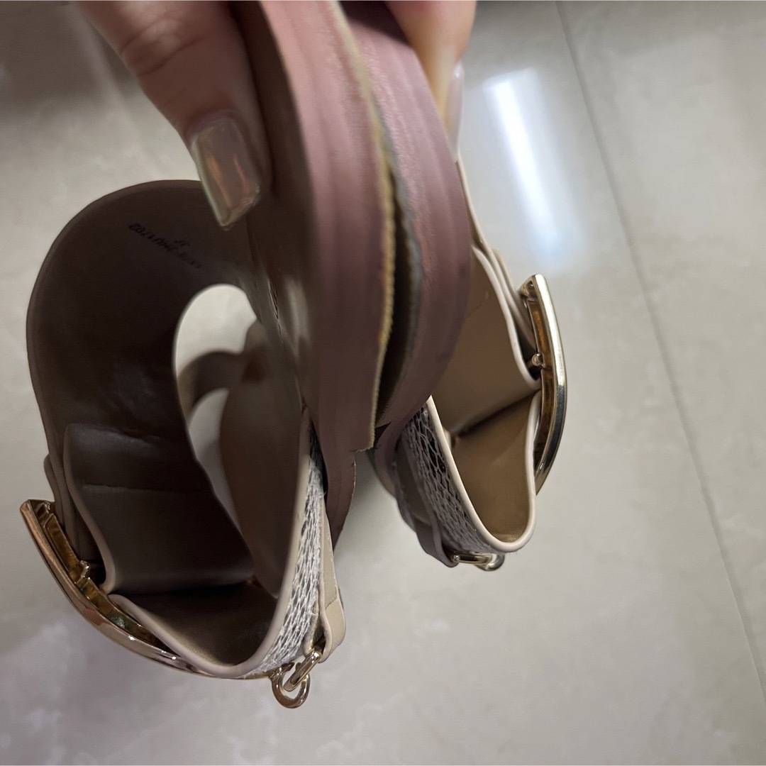 URBAN RESEARCH(アーバンリサーチ)のRODE SKO バックル付 パイソン柄 フラットサンダル レディースの靴/シューズ(サンダル)の商品写真